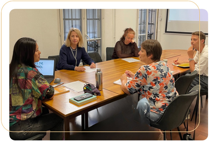 Formations de langues étrangères à Paris pour particuliers et professionnels. Français (FLE), anglais, arabe, espagnol, italien, chinois, hindi,...